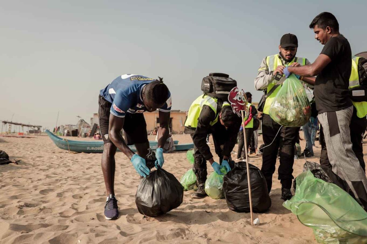 apollo tyres and chennaiyin fc beach cleanup exercise 2